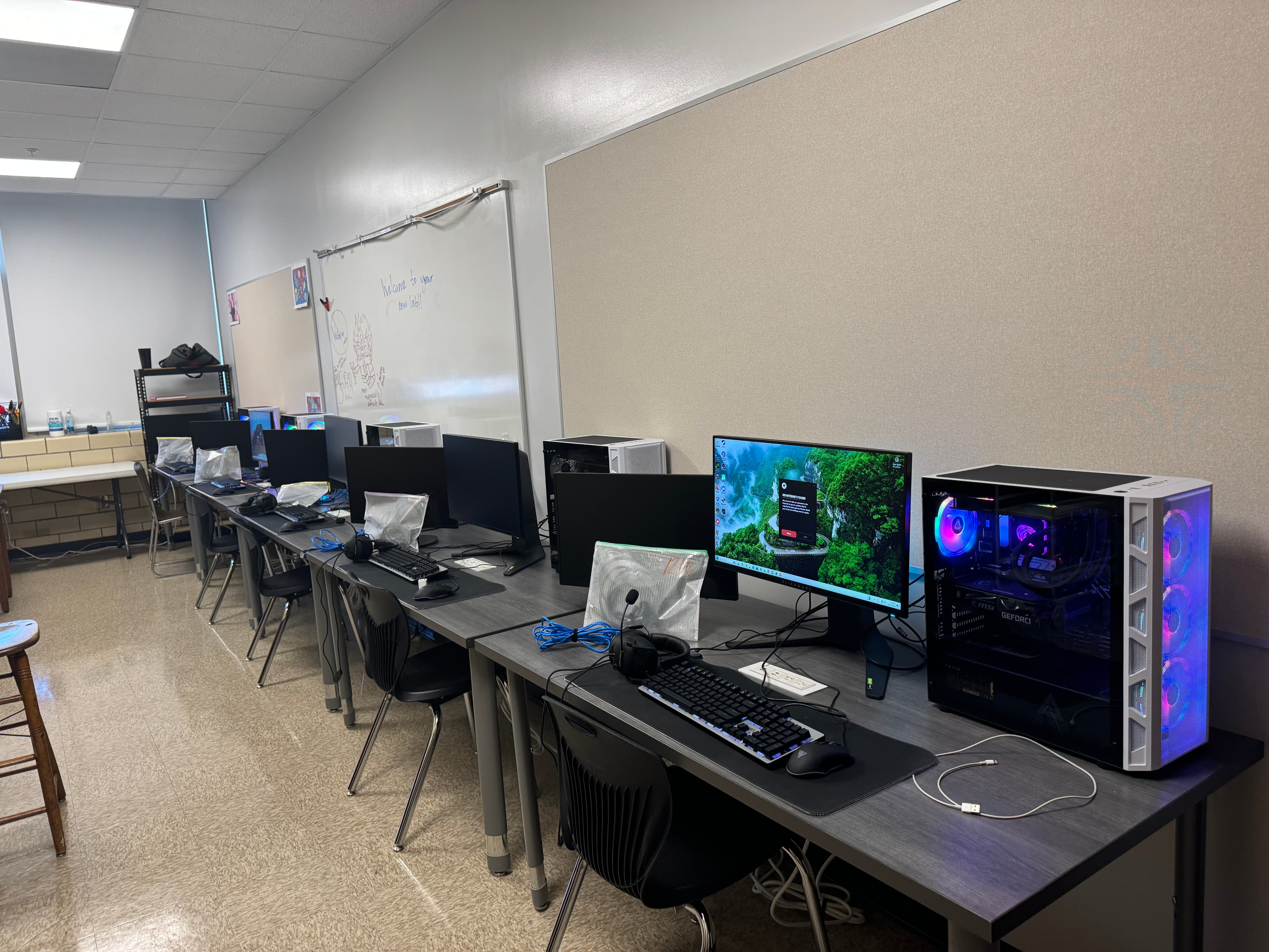 duPont Manual Esports Lab - Fully equipped with 6 gaming stations